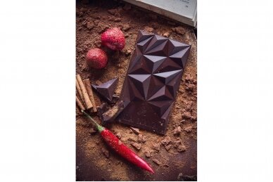 Ekologiškas Bean-To-Bar Juodasis Šokoladas Su Braškėmis, Cinamonu Ir Čili 65% 3