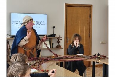 WEAVING OF NATIONAL BANDS